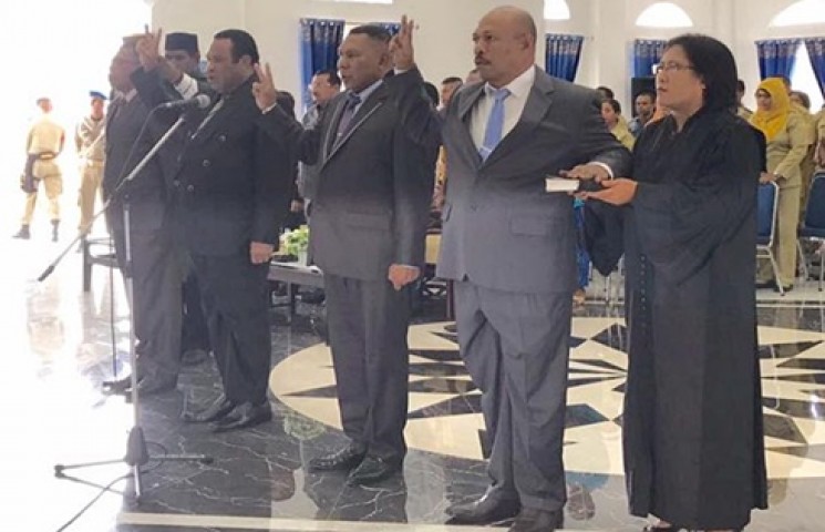 Guberur Papua Lukas Enembe Melantik Empat Pimpinan SKPD di Gedung Negara DOK V Atas Jayapura